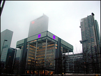 gebouw in mist (37k image)