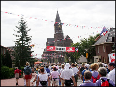 vierdaagse2003-15 (41k image)